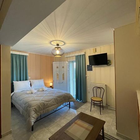 Flo'S Apartments Mesolóngion 外观 照片