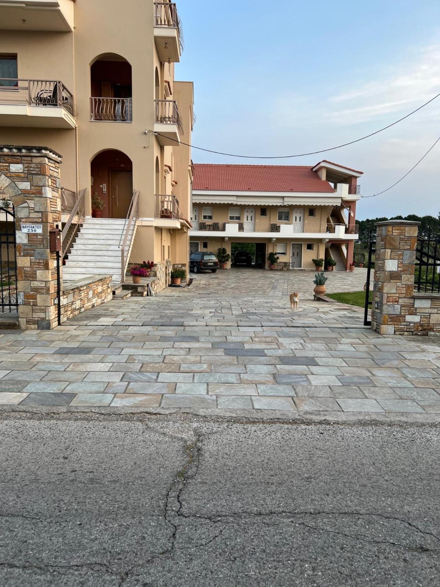 Flo'S Apartments Mesolóngion 外观 照片